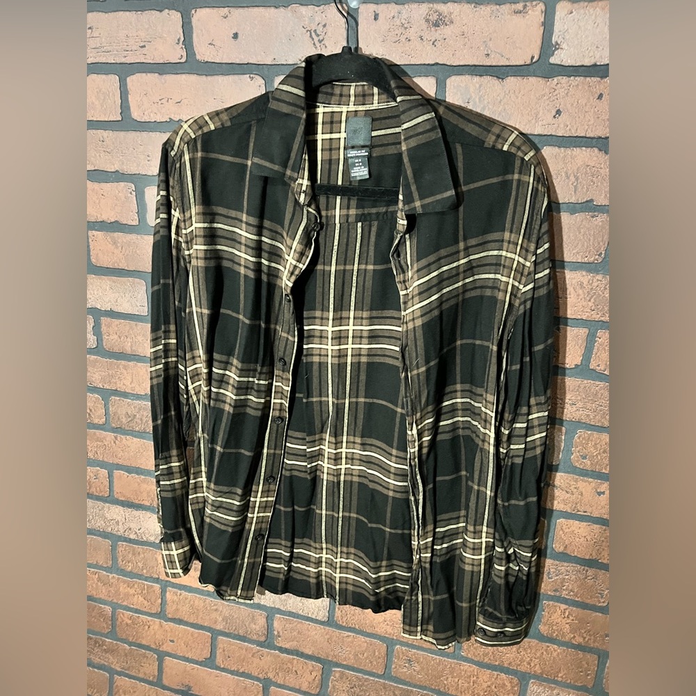 H&M flannel. Size medium. Black and tan. Lightweight